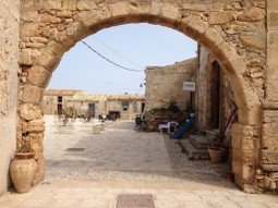 Marzamemi ingresso piazza.jpg